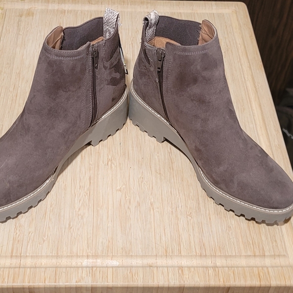 Boots - Picture 4 of 6